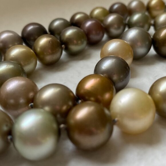 Genuine Tahitian Cultured South Sea Pearl necklace with silver lock - Picture 4 of 10